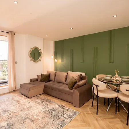 2-bed River View Balcony & Free Parking *