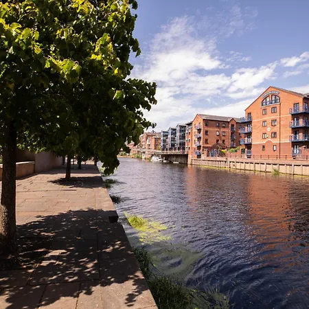 2-bed River View Balcony & Free Parking *