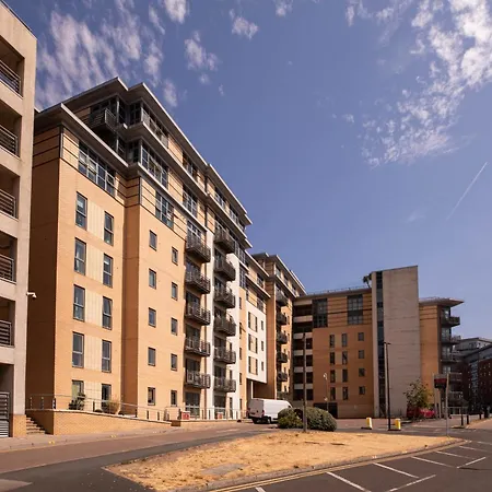 2-bed River View Balcony & Free Parking Appartement