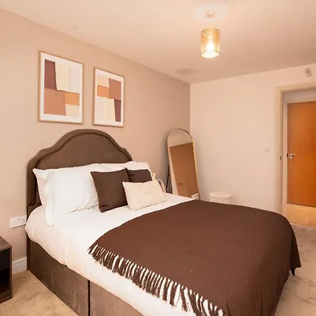 2-bed River View Balcony & Free Parking * Leeds (West Yorkshire)