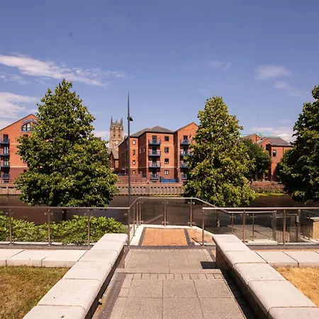 2-bed River View Balcony & Free Parking Appartement *