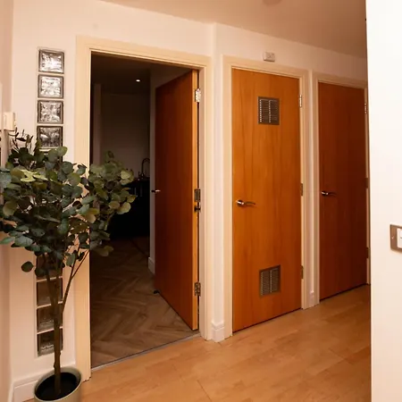 2-bed River View Balcony & Free Parking Leeds (West Yorkshire)
