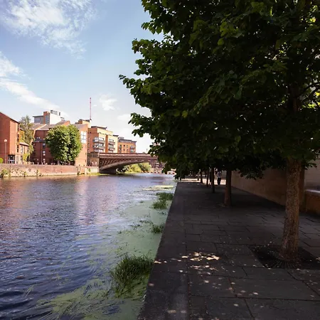 2-bed River View Balcony & Free Parking Appartement