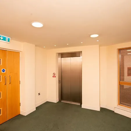 2-bed River View Balcony & Free Parking Leeds (West Yorkshire)