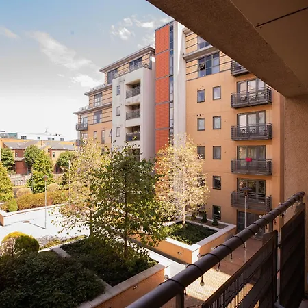 2-bed River View Balcony & Free Parking *
